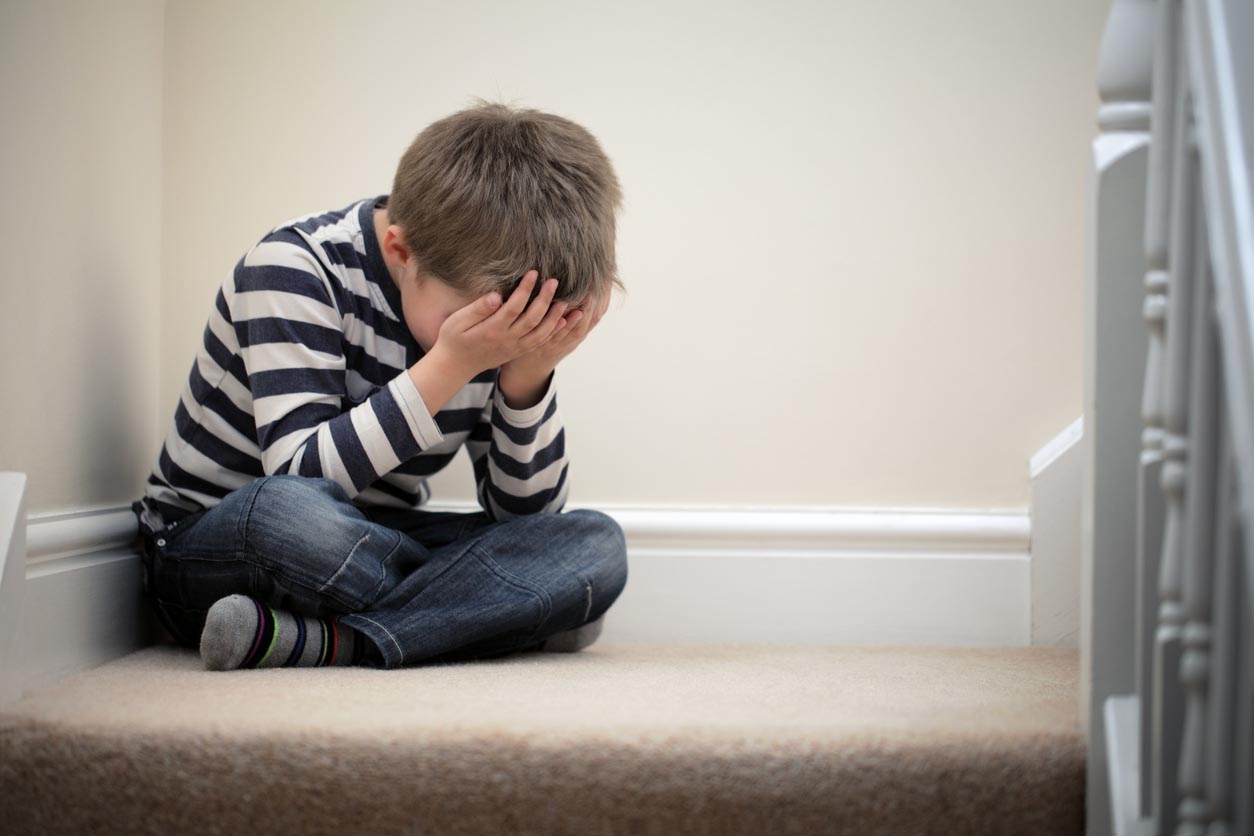 Contrarié problème enfant assis sur l'escalier