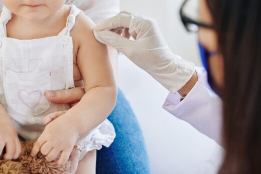 Petit bébé se faisant vacciner