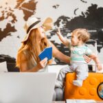 bébé et maman dans la salle d'attente pour partir en voyage