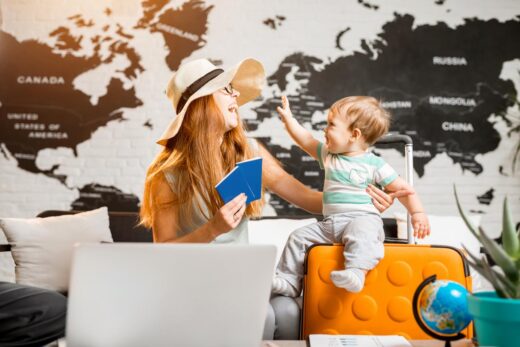 bébé et maman dans la salle d'attente pour partir en voyage