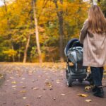 Maman fait une balade en foret avec une poussette