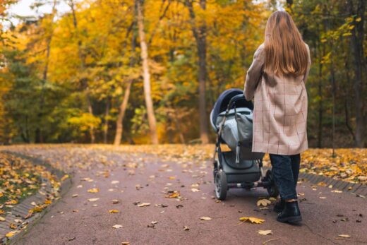 Maman fait une balade en foret avec une poussette