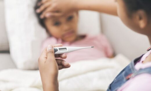 Femme Prend La Temperature De Sa Fille