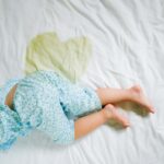 enfant avec une tache d'urine sur ses draps