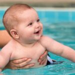 Bébé Dans Une Piscine Avec Un Maillot De Bain Anti Fuite