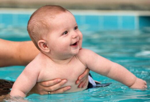 Bébé Dans Une Piscine Avec Un Maillot De Bain Anti Fuite