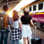 trois adolescents partent en vacances en train