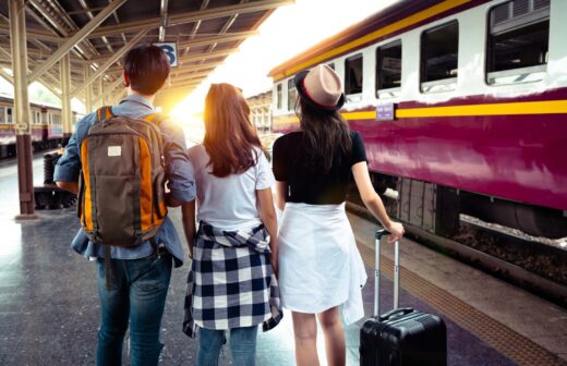 trois adolescents partent en vacances en train