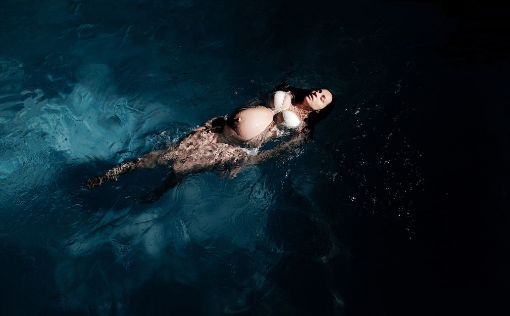 Femme Enceinte Dans L'eau Se Détend