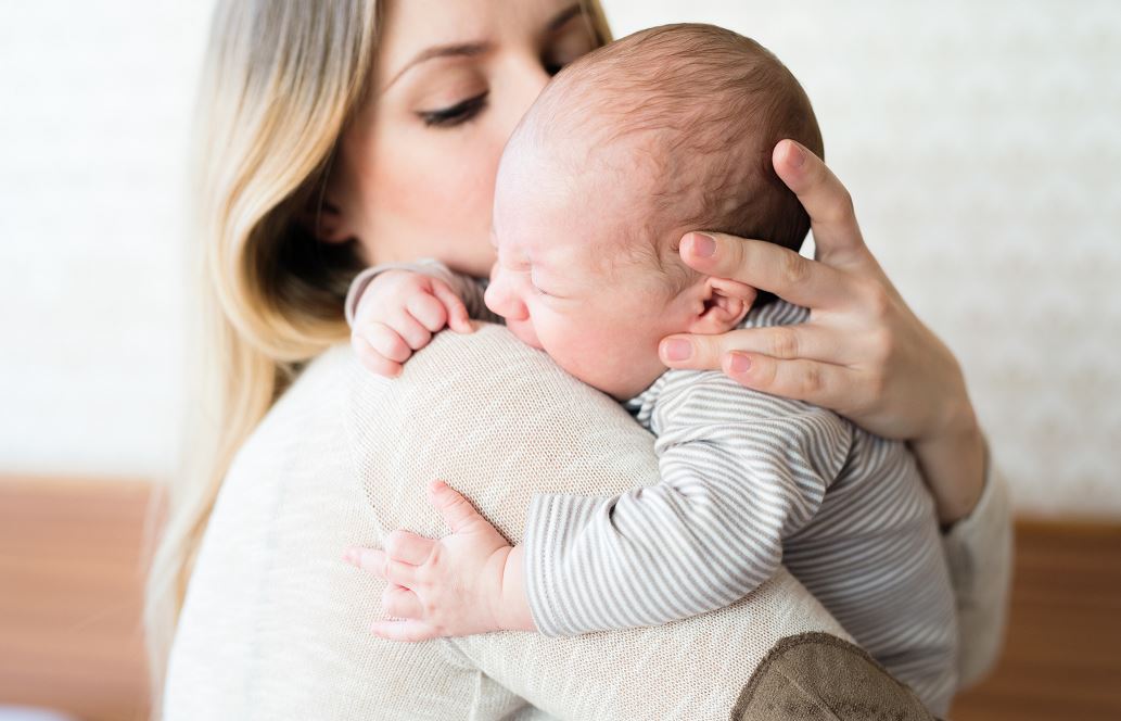 Peur De L'abandon Chez Bebe, Maman Rassure Bébé Dans Ses Bras