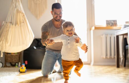 Quel Age Marche Bébé, Jeune Enfant Aider Par Son Père