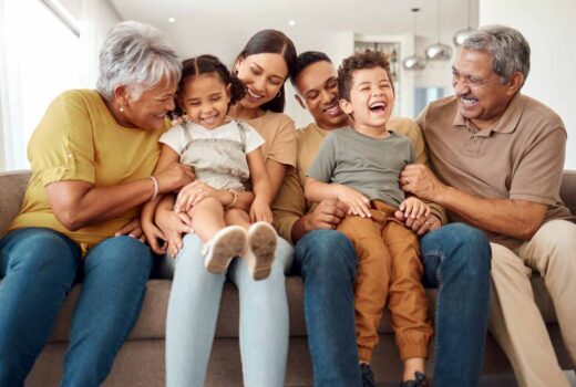 famille heureuse et jouant sur la canapé